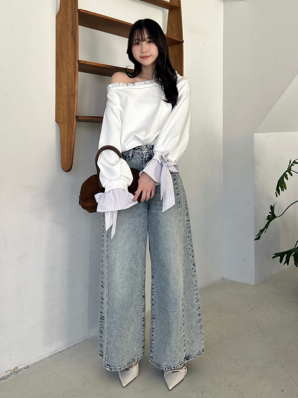 ホワイト系のTシャツ/カットソー、ブルー系のデニムパンツを着用したレディースの春コーディネートの2枚目の写真