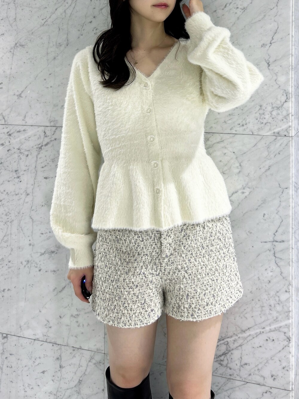 ホワイト系のニット/セーター、ベージュ系のその他パンツ、その他のブーツを着用したレディースの秋コーディネートの8枚目の写真