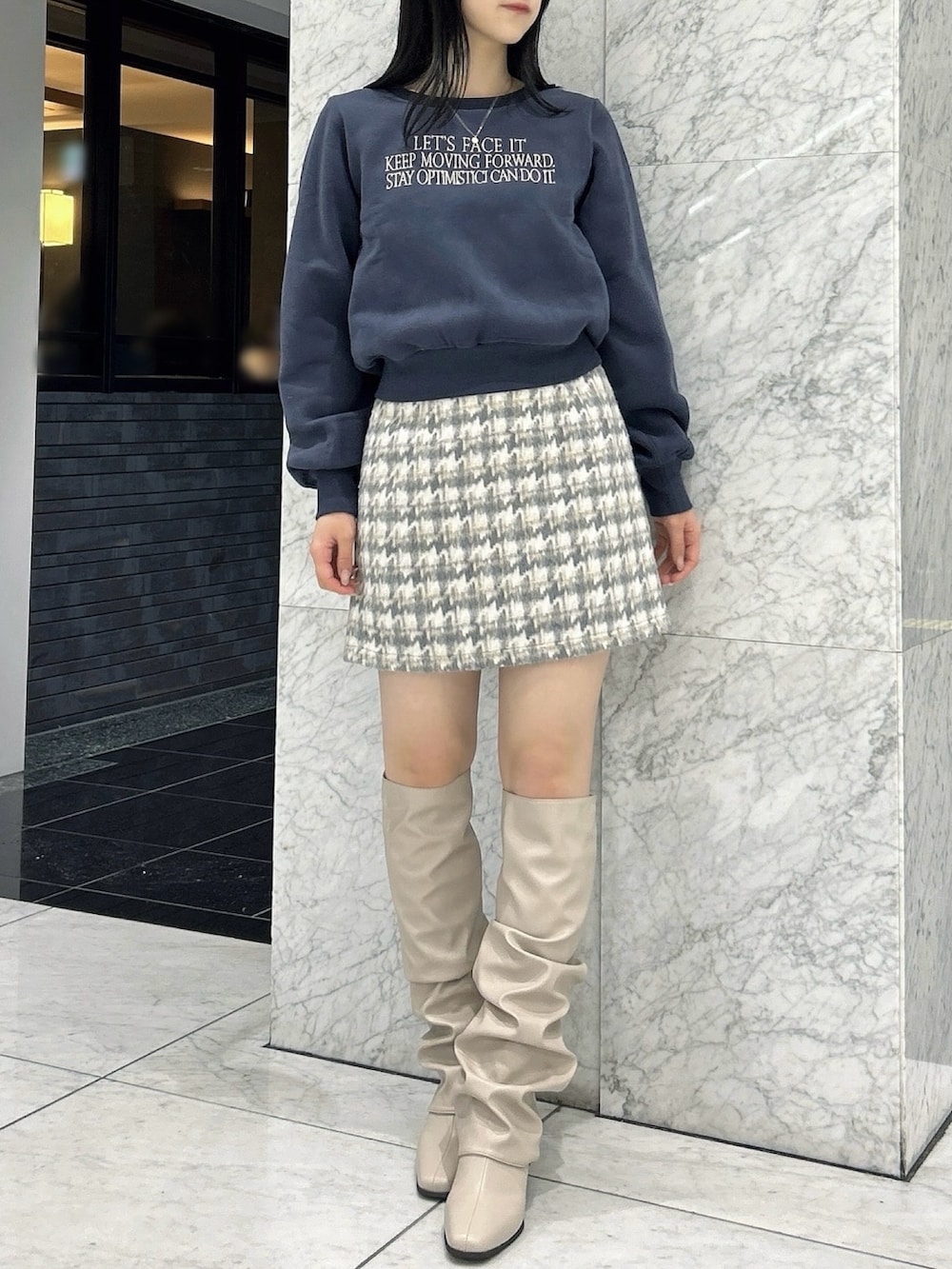 ブルー系のスウェット、その他のスカート、ベージュ系のブーツを着用したレディースの秋コーディネートの3枚目の写真