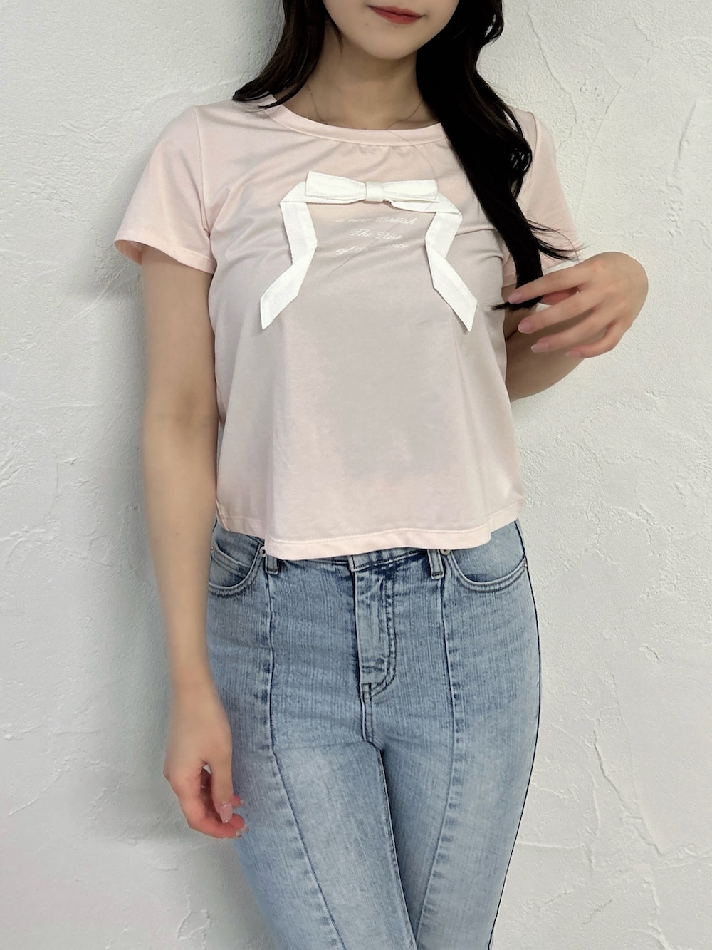 ピンク系のTシャツ/カットソー、ブルー系のデニムパンツ、ホワイト系のサンダルを着用したレディースの夏コーディネートの5枚目の写真