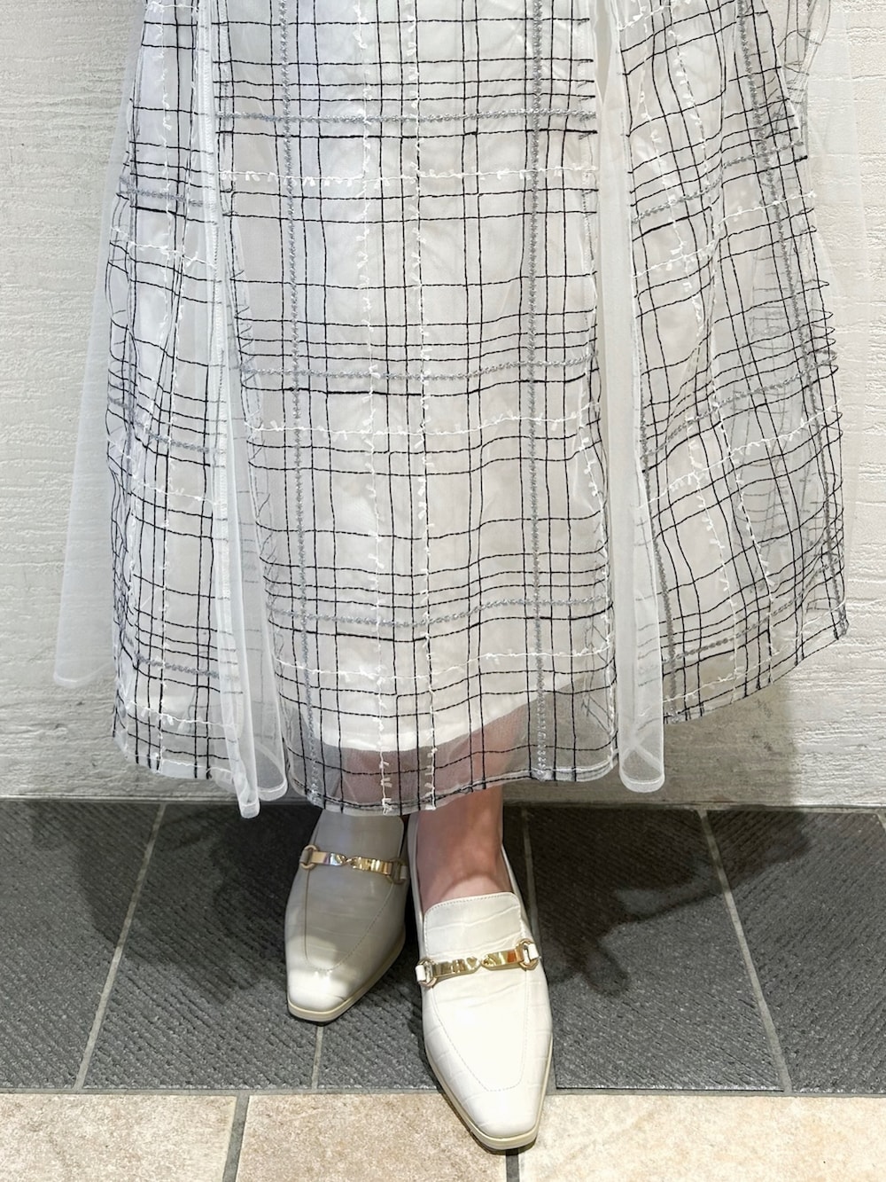 「dazzlin、ダズリン、大人コーデ、お出かけコーデ、爽やかコーデ、ブラウス、バルーンスリーブ、バイカラー、フレアスカート、シアースカート、刺繍、エンブロイダリー、チェック、チェックスカート、ローファー」｜「dazzlinのエンブロイダリーツイードライクシアースカート（スカート、ホワイト系）」を使った、kahoさん（レディース・154cm）の秋コーディネートの9枚目の写真