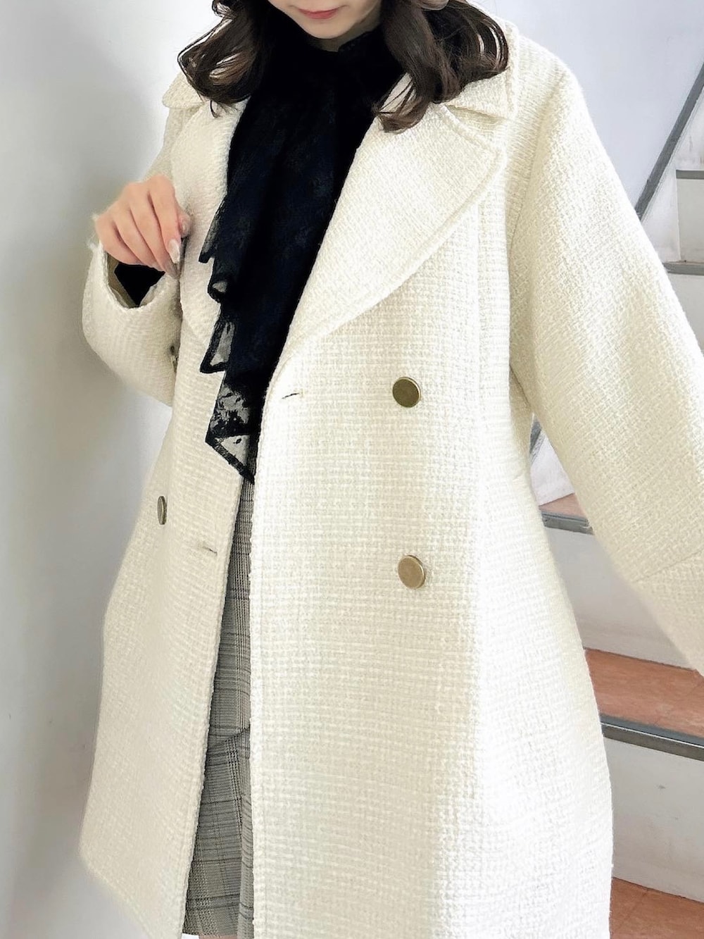 ホワイト系のその他アウター、ブラック系のTシャツ/カットソー、その他のスカートを着用したレディースの秋コーディネートの8枚目の写真