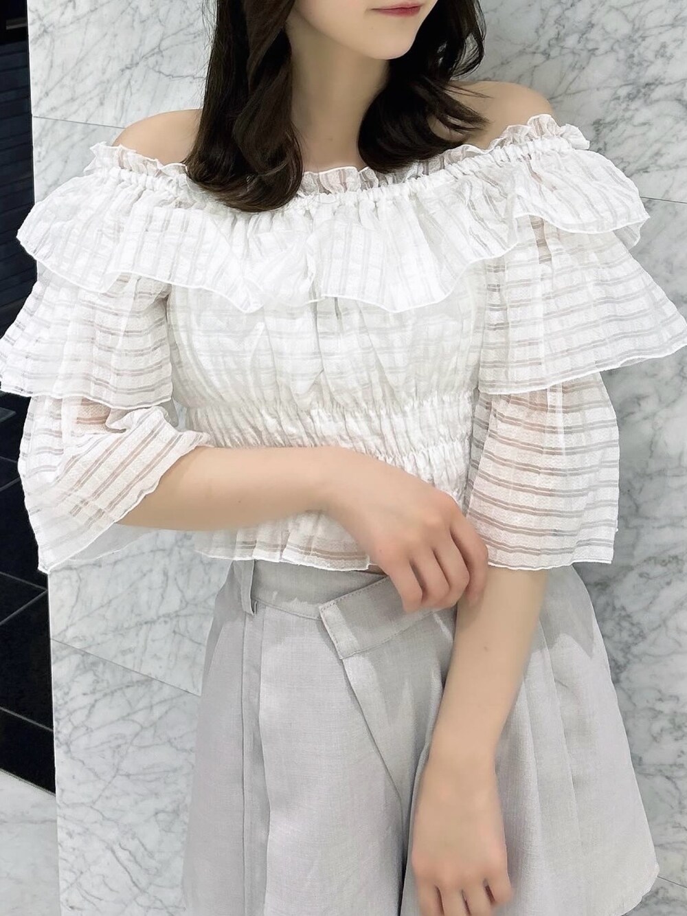 ホワイト系のシャツ/ブラウス、グレー系のカーゴパンツ、シルバー系のパンプスを着用したレディースの夏コーディネートの7枚目の写真