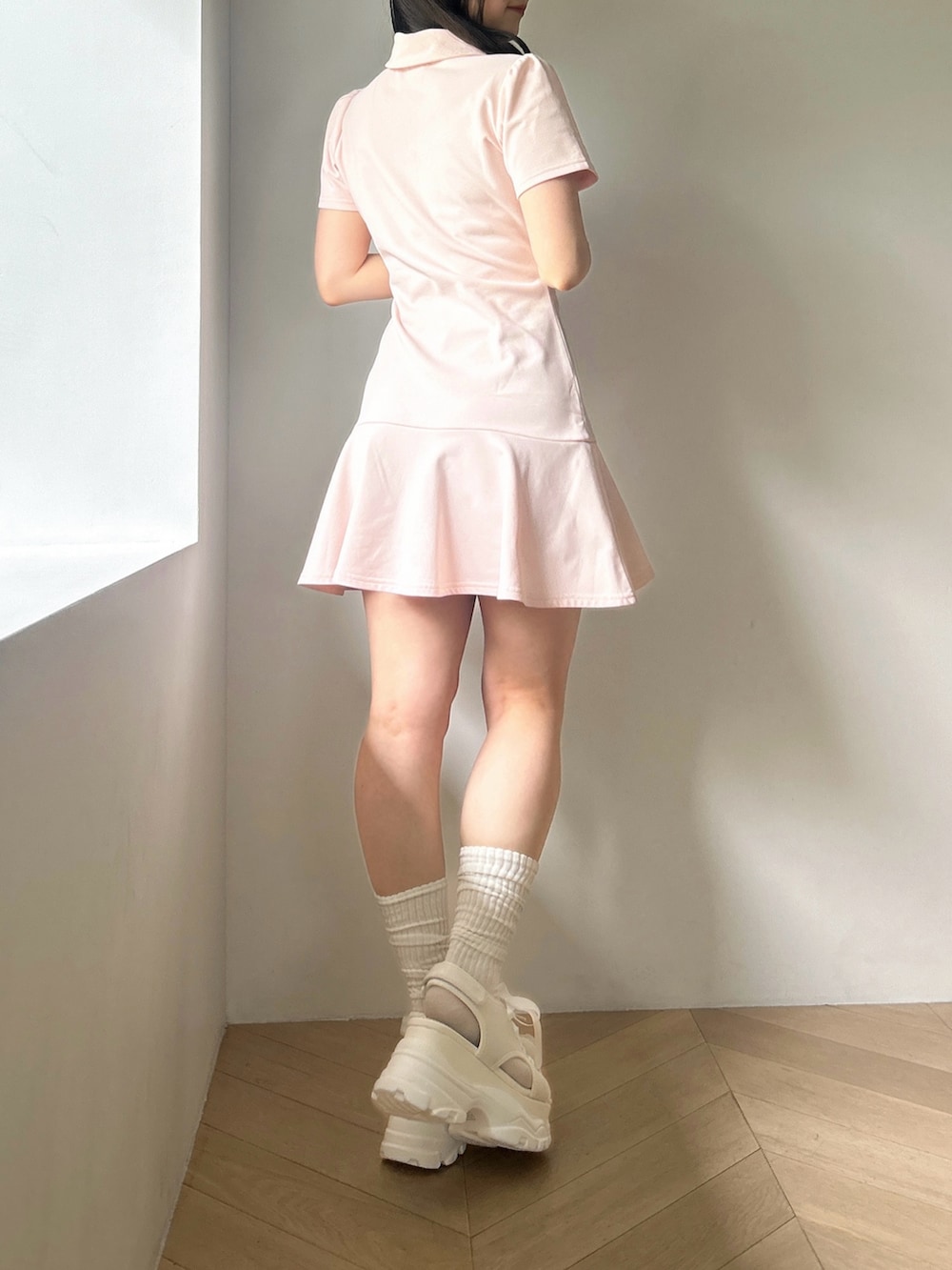 ピンク系のワンピース、ホワイト系のサンダルを着用したレディースの夏コーディネートの5枚目の写真