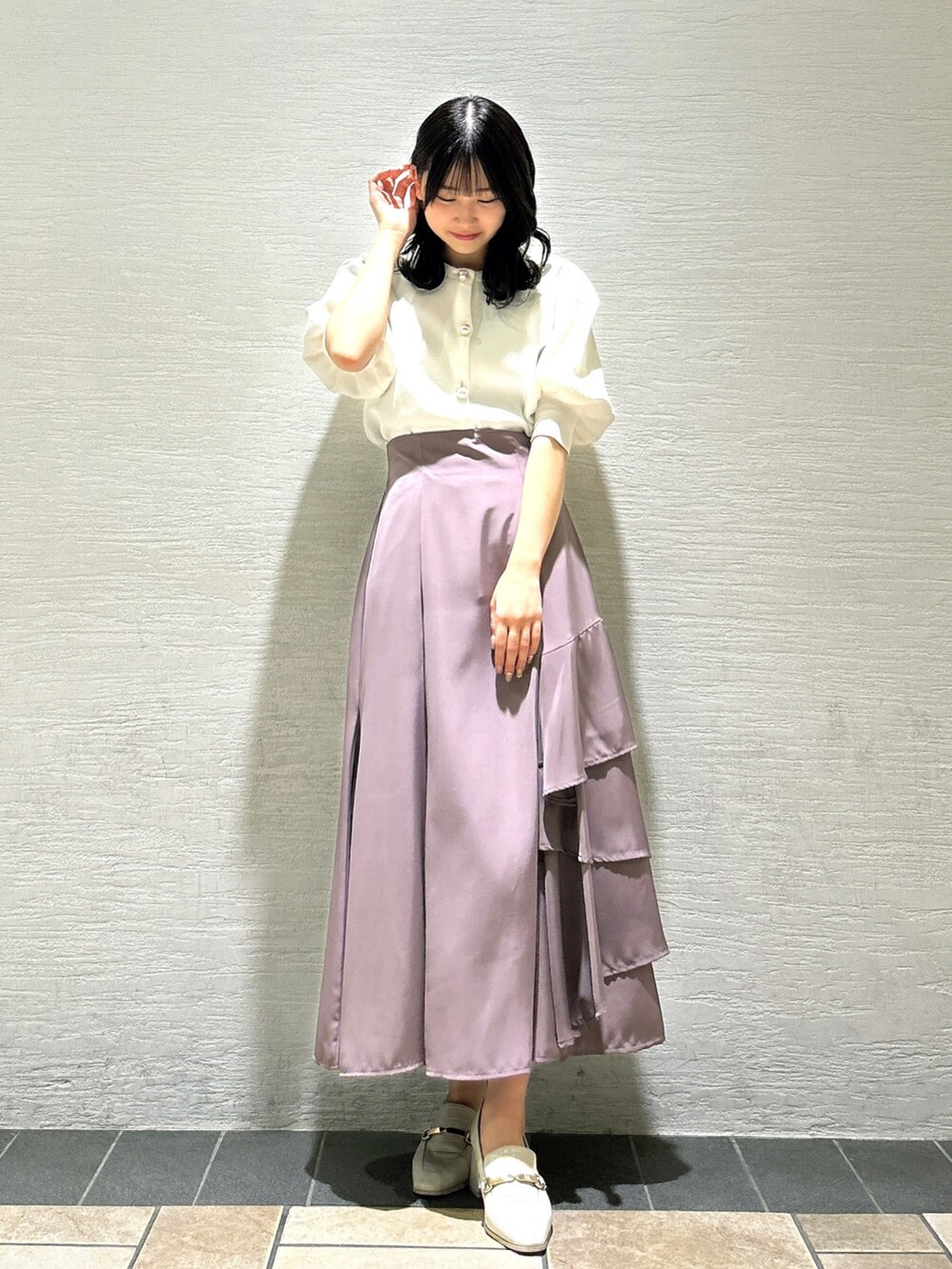 ホワイト系のローファー、ホワイト系のカーディガン/ボレロ、ピンク系のスカートを着用したレディースの秋コーディネートの3枚目の写真