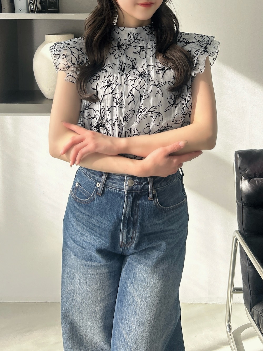 ブルー系のシャツ/ブラウス、ブラック系のハンドバッグ、ブルー系のデニムパンツを着用したレディースの春コーディネートの7枚目の写真