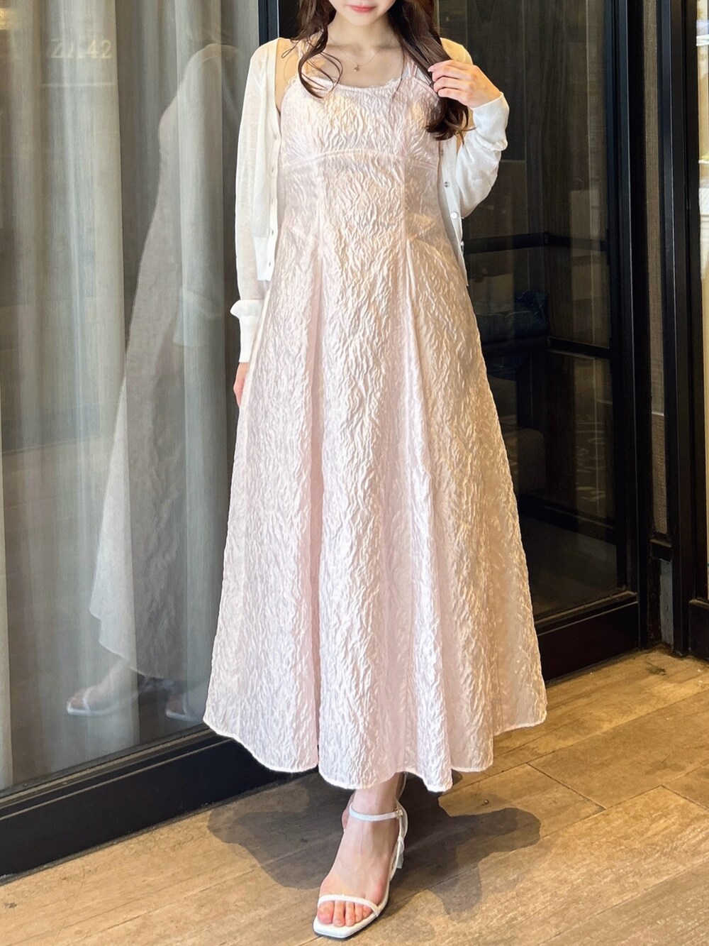 ホワイト系のカーディガン/ボレロ、ホワイト系のTシャツ/カットソー、ピンク系のワンピースを着用したレディースの夏コーディネートの3枚目の写真