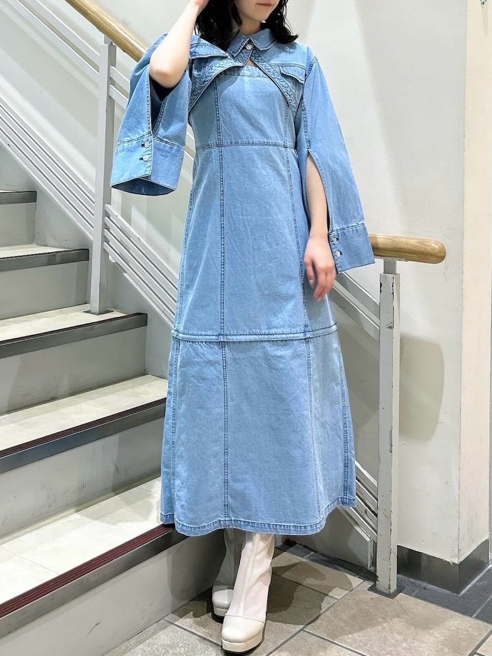 ブルー系のワンピース、ホワイト系のブーツを着用したレディースの春コーディネートの4枚目の写真