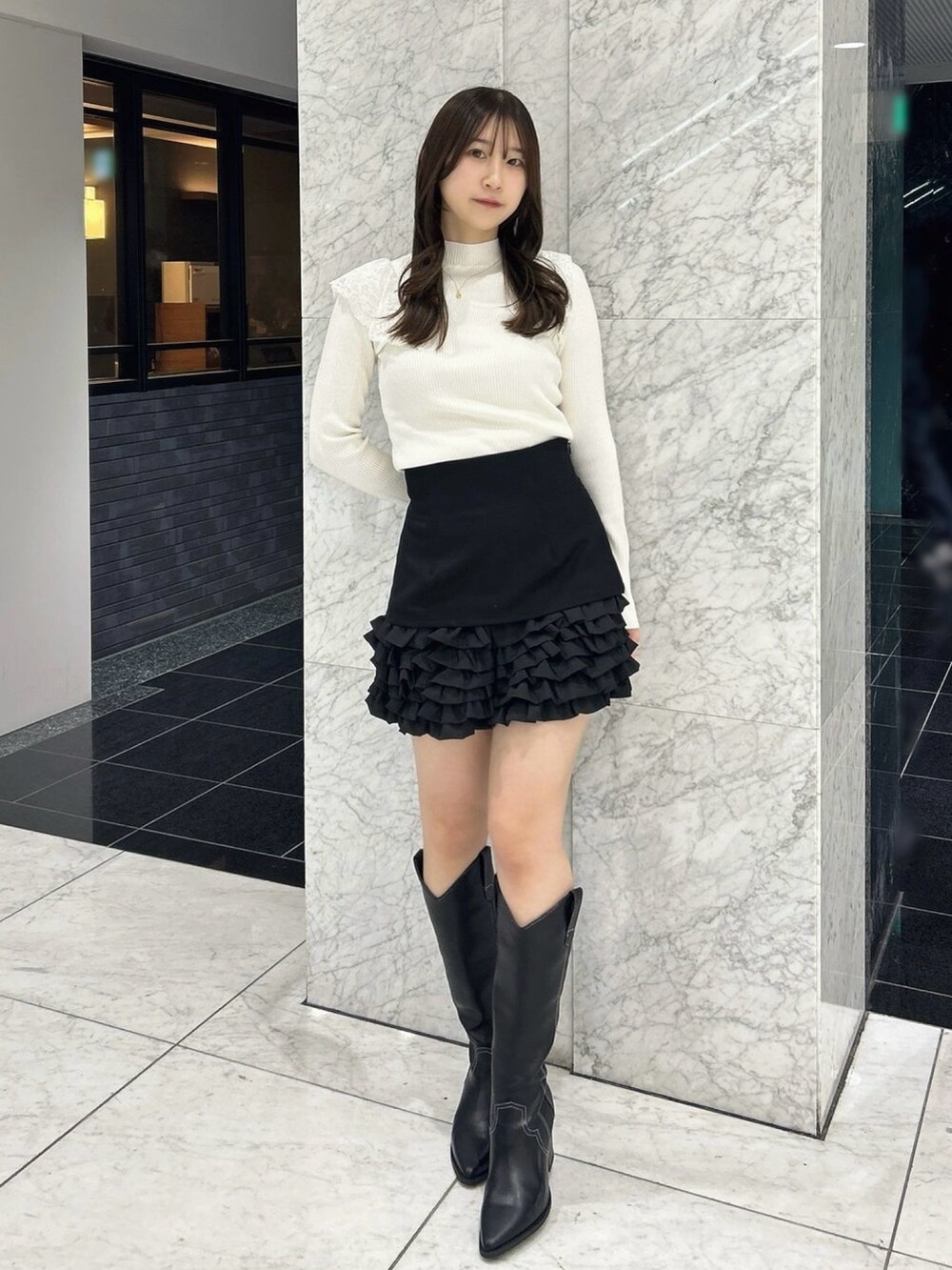 その他のブーツ、ブラック系のその他パンツ、ホワイト系のニット/セーターを着用したレディースの秋コーディネートの3枚目の写真