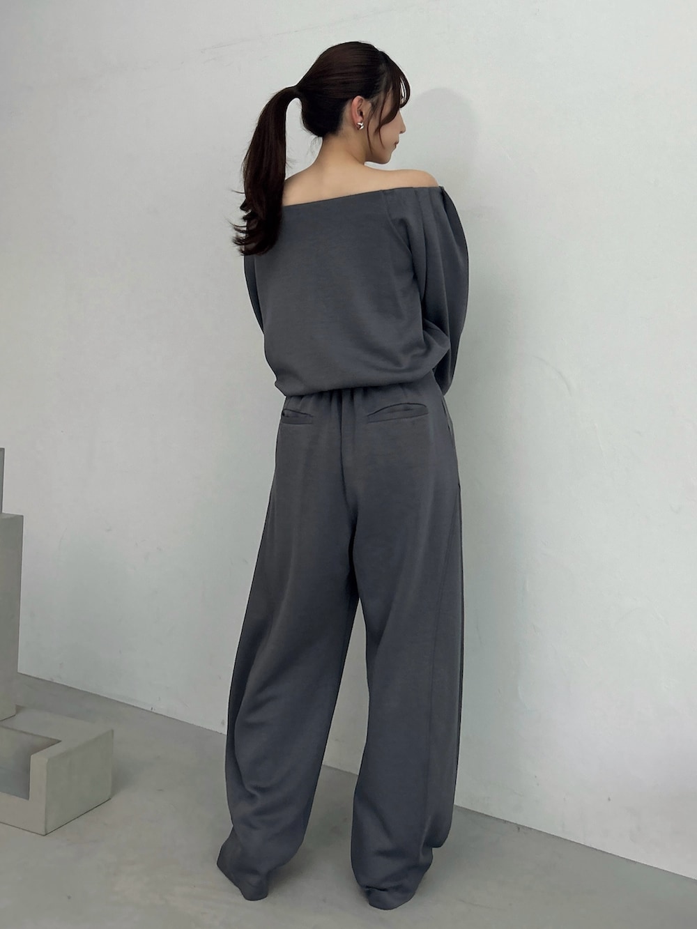 グレー系のスウェット、グレー系のスウェットパンツ、ホワイト系のパンプスを着用したレディースの秋コーディネートの5枚目の写真