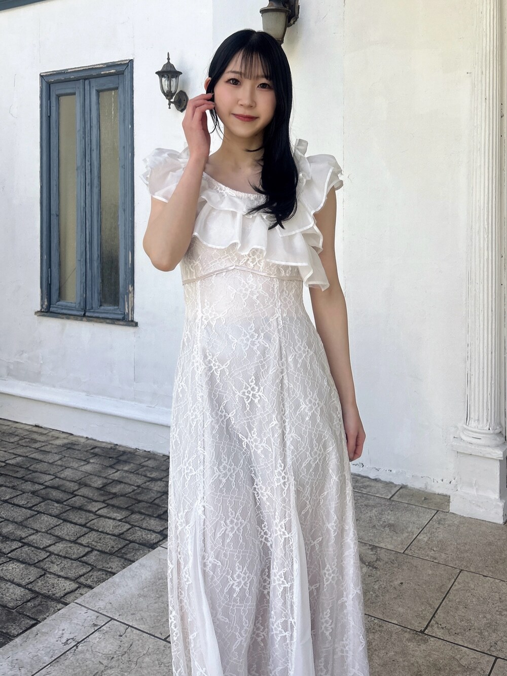 ホワイト系のドレスを着用したレディースの冬コーディネートの8枚目の写真