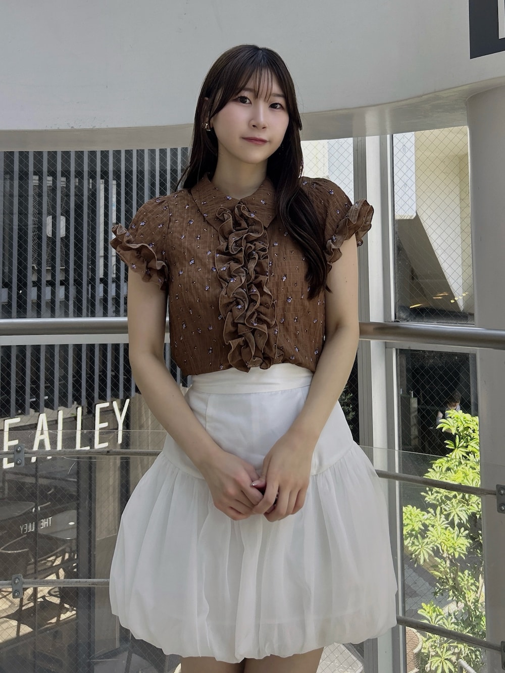 ホワイト系のサンダル、ブラウン系のシャツ/ブラウス、ホワイト系のスカートを着用したレディースの夏コーディネートの7枚目の写真