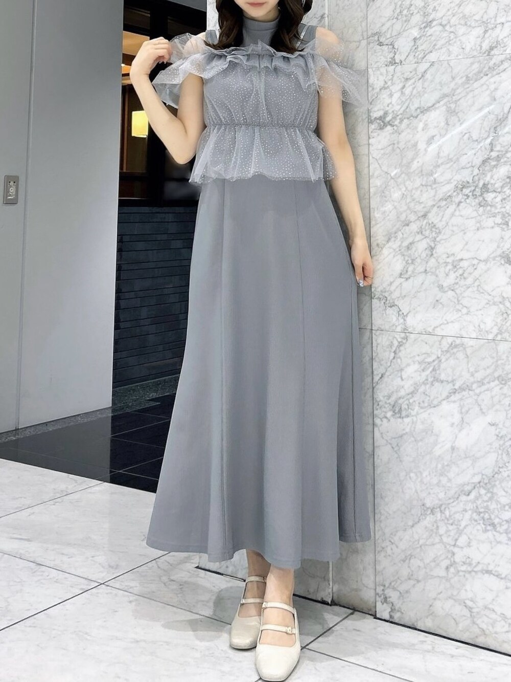 グレー系のワンピース、ホワイト系のパンプスを着用したレディースの夏コーディネートの5枚目の写真