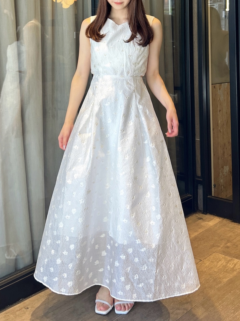 ホワイト系のワンピース、ホワイト系のサンダルを着用したレディースの秋コーディネートの3枚目の写真