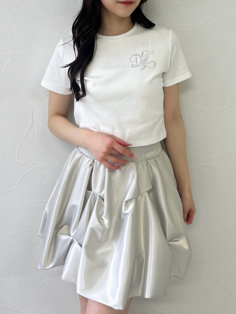 ホワイト系のTシャツ/カットソー、ホワイト系のスカート、ブラック系のサンダルを着用したレディースの春コーディネートの7枚目の写真