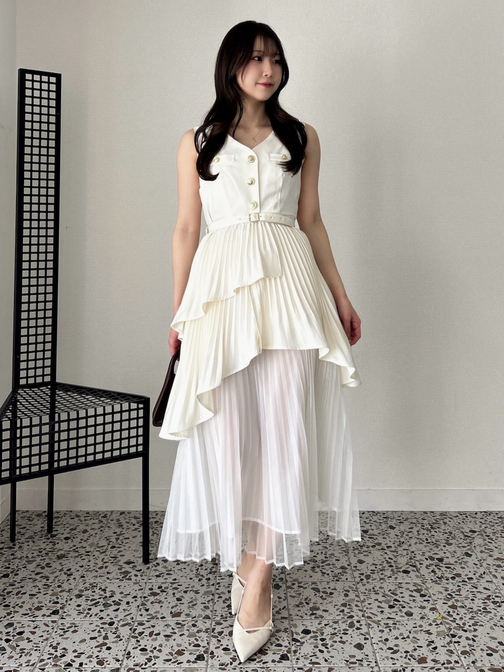 ホワイト系のワンピースを着用したレディースの春コーディネートの2枚目の写真