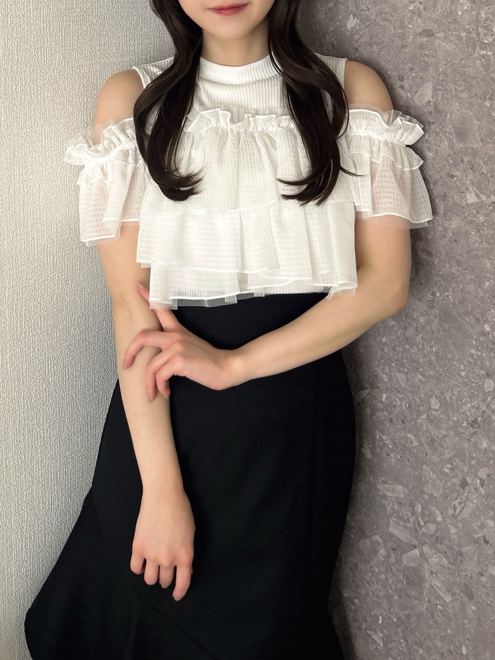 ホワイト系のTシャツ/カットソー、ブラック系のスカート、ホワイト系のサンダルを着用したレディースの春コーディネートの7枚目の写真