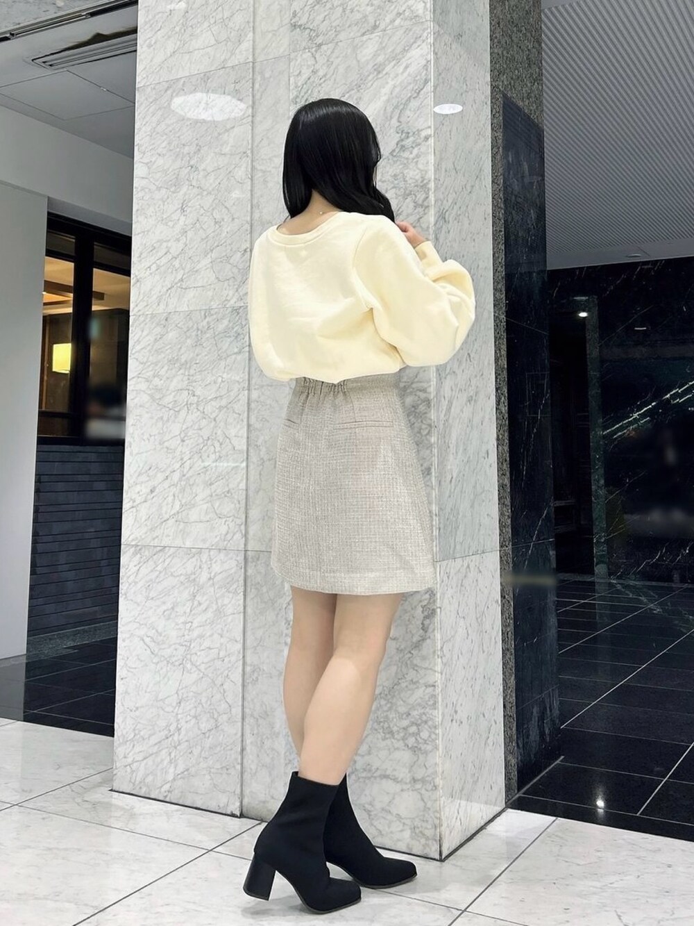 その他のブーツ、イエロー系のスウェット、グレー系のスカートを着用したレディースの秋コーディネートの5枚目の写真