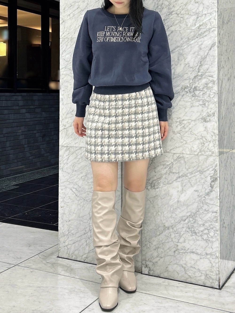 ブルー系のスウェット、その他のスカート、ベージュ系のブーツを着用したレディースの秋コーディネートの5枚目の写真
