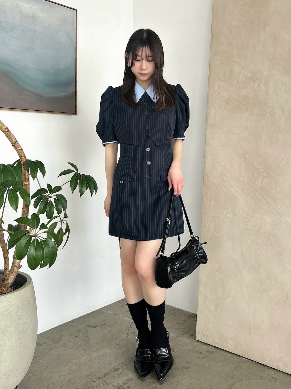 ブルー系のワンピース、ブラック系のローファーを着用したレディースの冬コーディネートの4枚目の写真