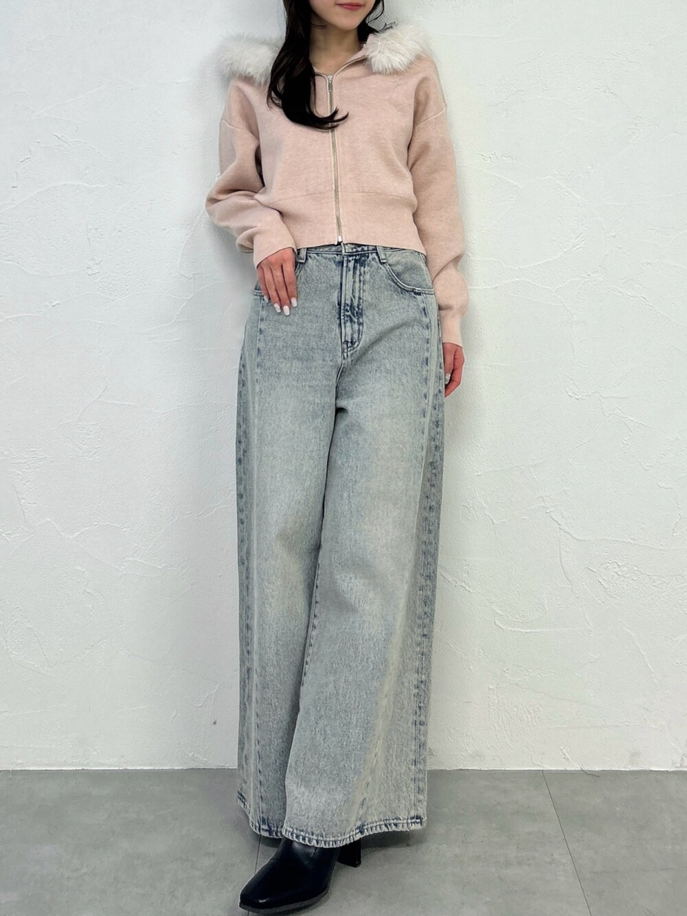 ピンク系のニット/セーター、ブルー系のデニムパンツを着用したレディースの冬コーディネートの3枚目の写真