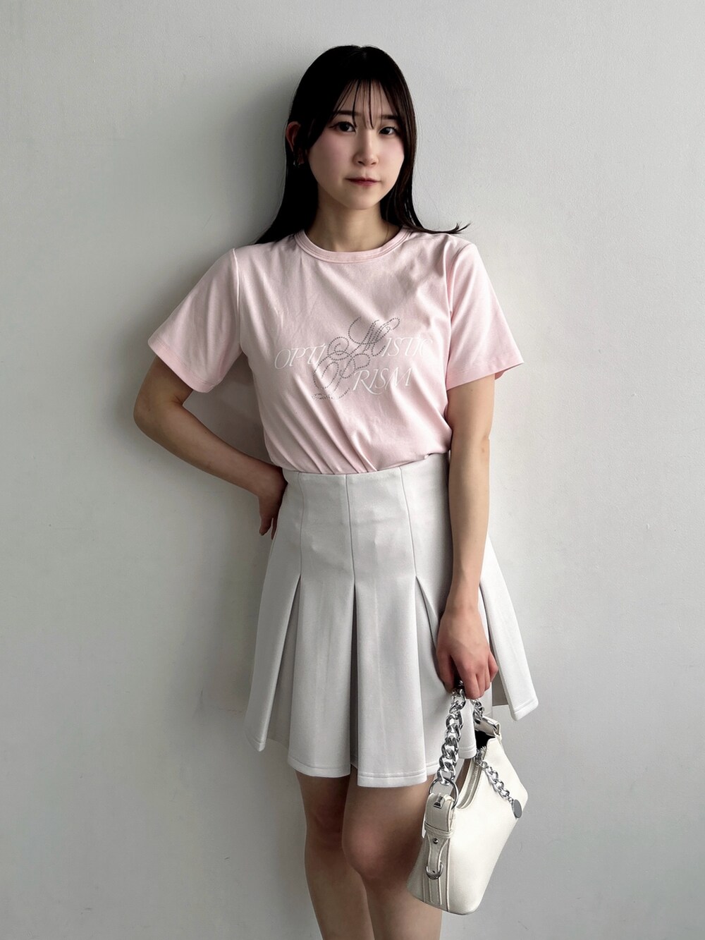 ピンク系のTシャツ/カットソー、ホワイト系のスカートを着用したレディースの春コーディネートの8枚目の写真