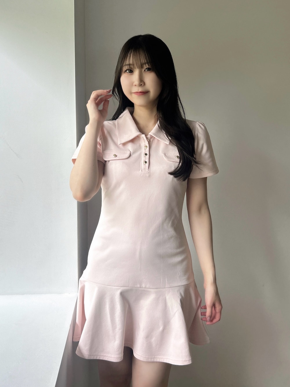 ピンク系のワンピース、ホワイト系のサンダルを着用したレディースの夏コーディネートの9枚目の写真