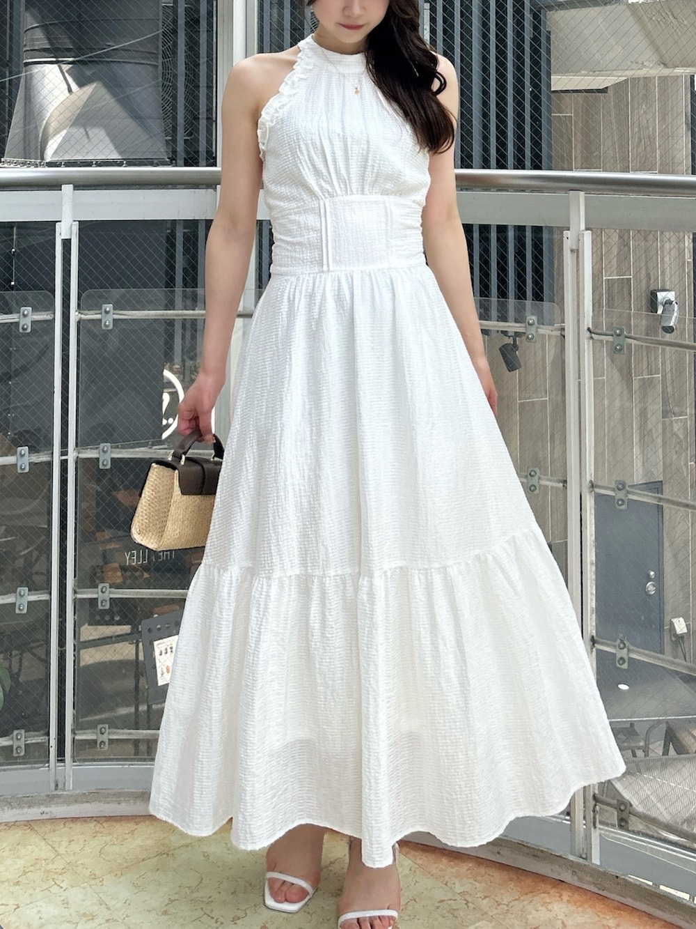 ホワイト系のワンピース、ホワイト系のワンピース、ホワイト系のサンダルを着用したレディースの夏コーディネートの3枚目の写真