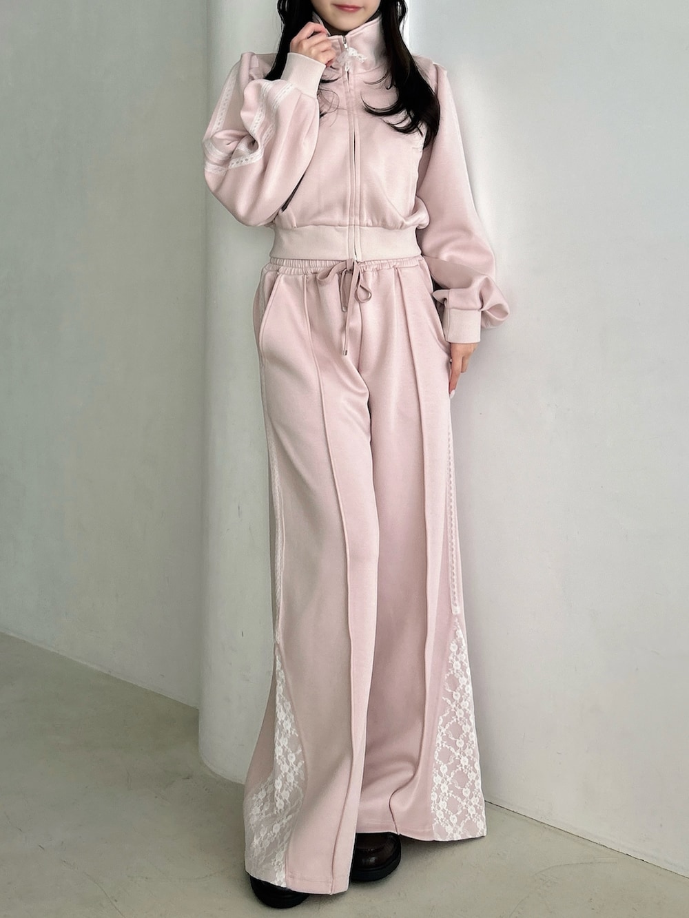 ピンク系のスウェット、ピンク系のスウェットパンツを着用したレディースの冬コーディネートの3枚目の写真