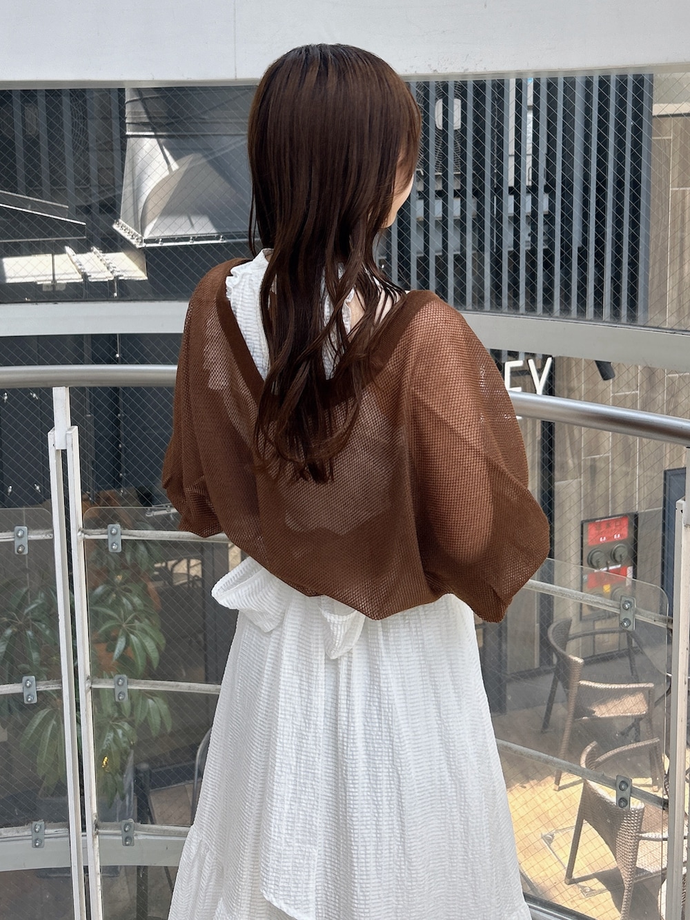 ブラウン系のカーディガン/ボレロ、ホワイト系のワンピース、ホワイト系のワンピースを着用したレディースの夏コーディネートの10枚目の写真