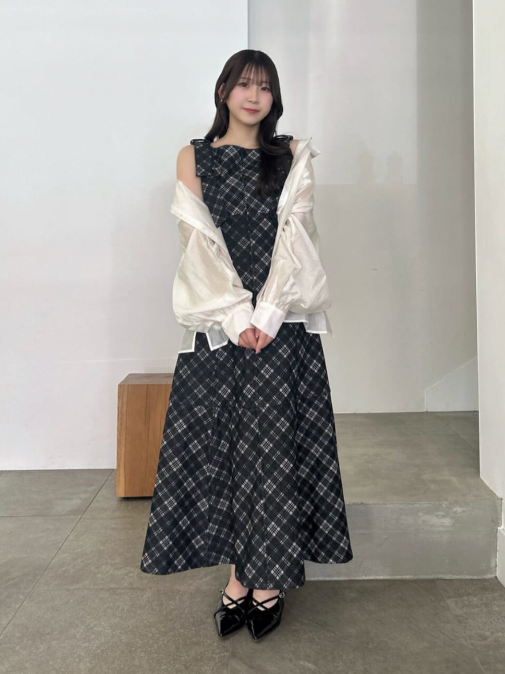 ホワイト系のシャツ/ブラウス、その他のワンピース、ブラック系のパンプスを着用したレディースの夏コーディネートの2枚目の写真