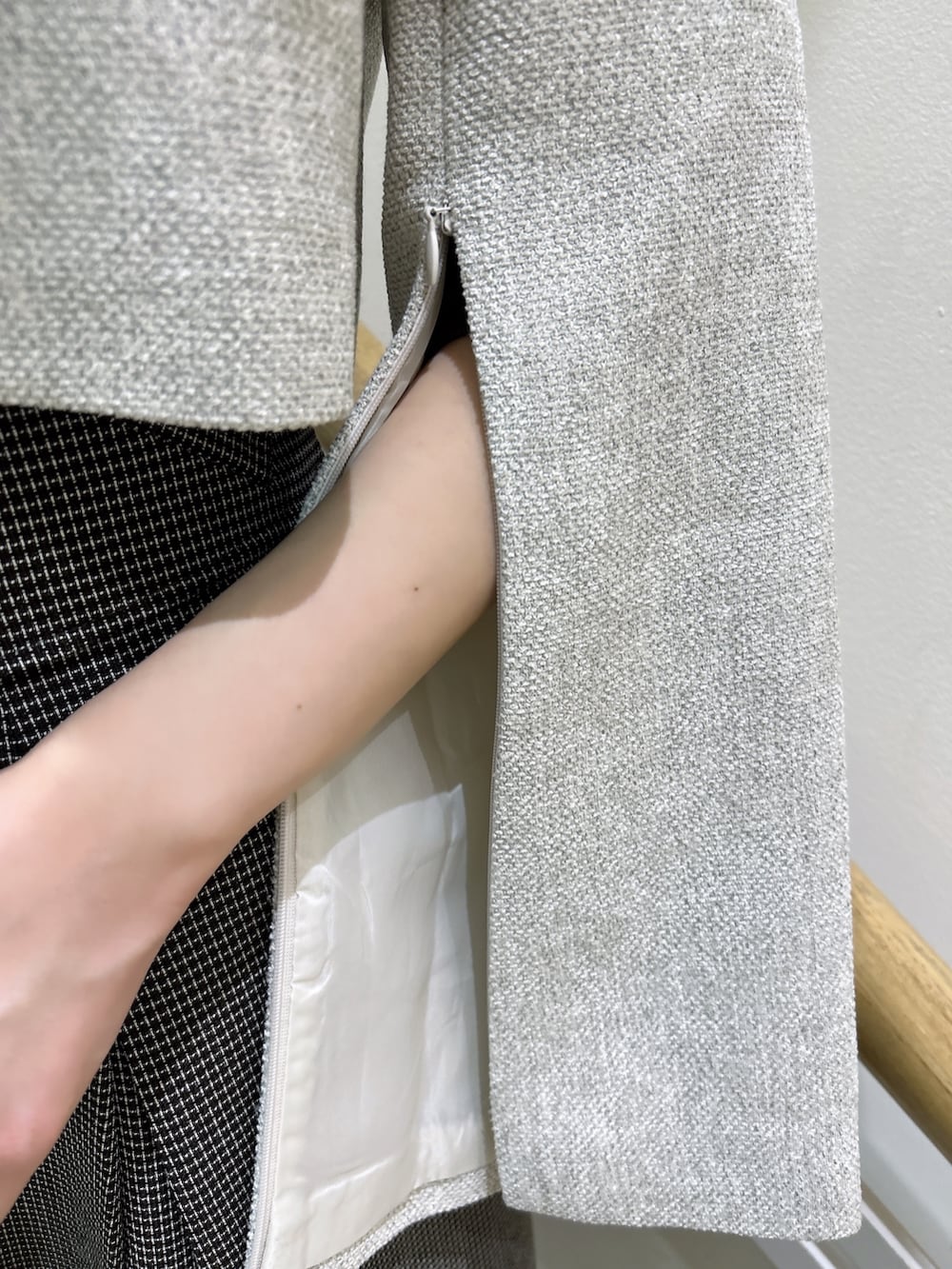 ブラウン系のワンピース、ホワイト系のテーラードジャケット、ベージュ系のパンプスを着用したレディースの秋コーディネートの10枚目の写真