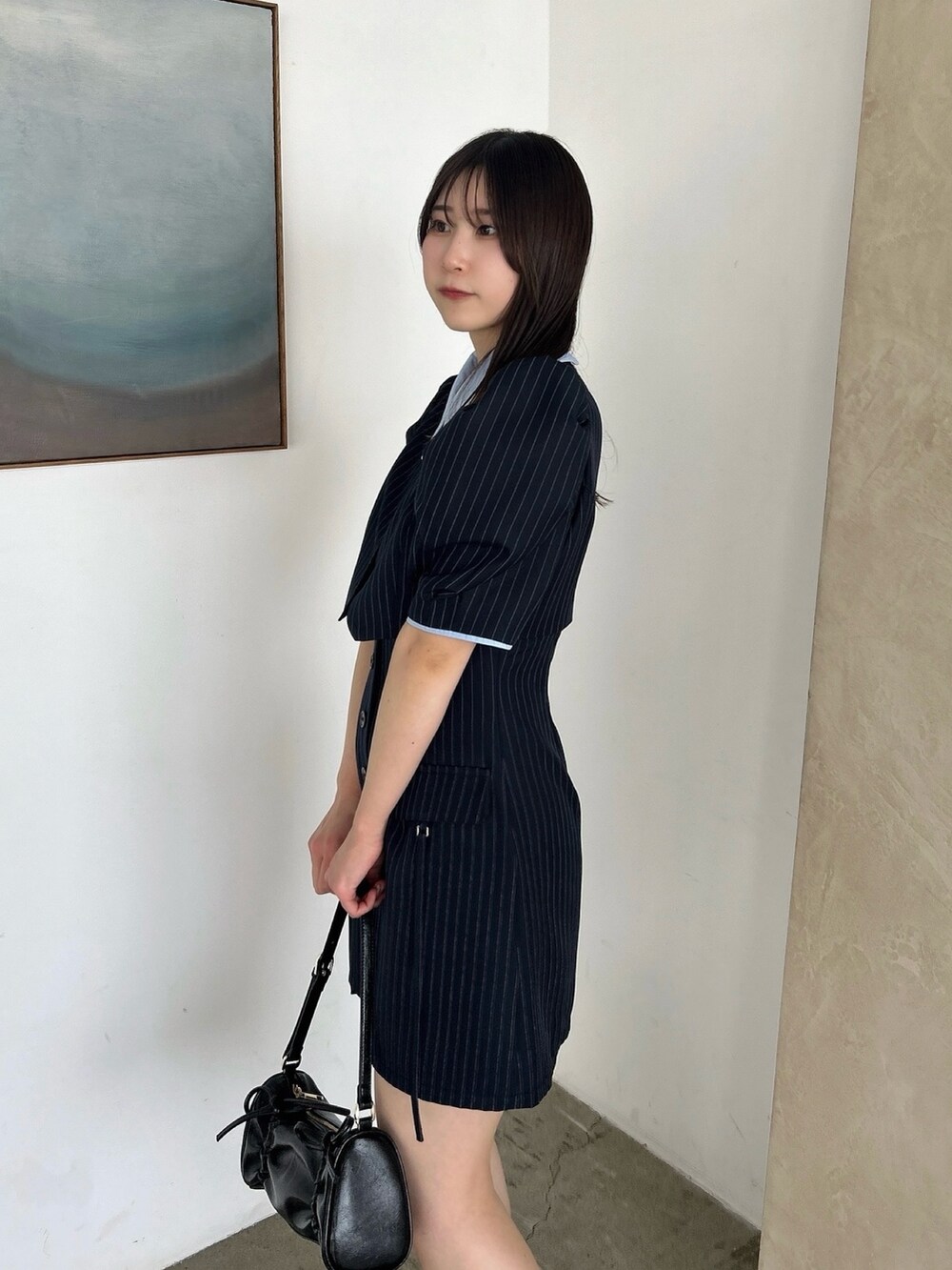 ブルー系のワンピース、ブラック系のローファーを着用したレディースの冬コーディネートの10枚目の写真