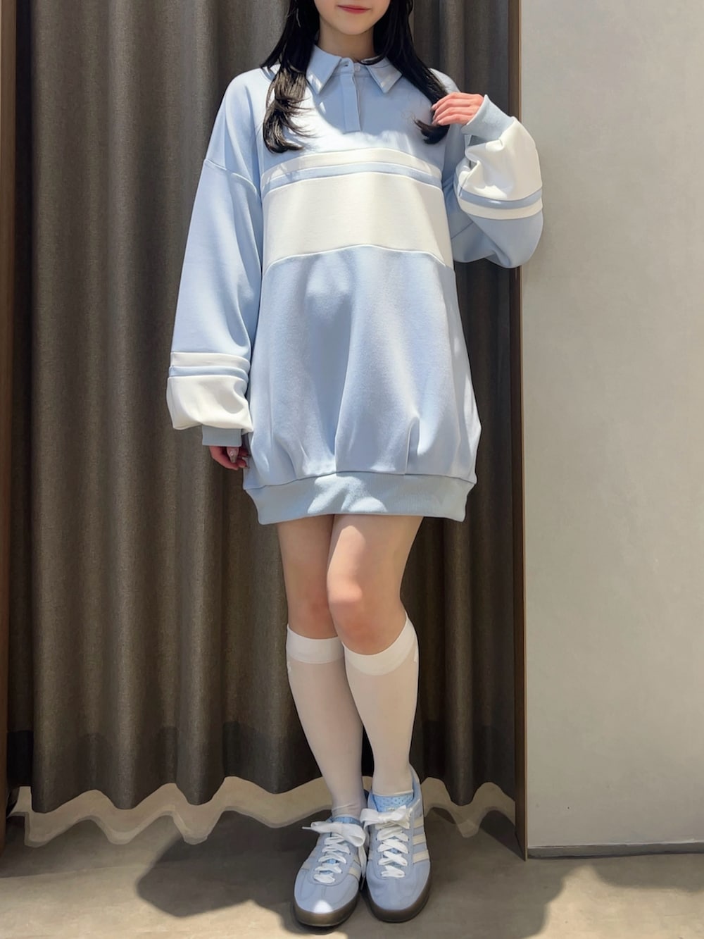 ブルー系のスウェットを着用したレディースの冬コーディネートの2枚目の写真