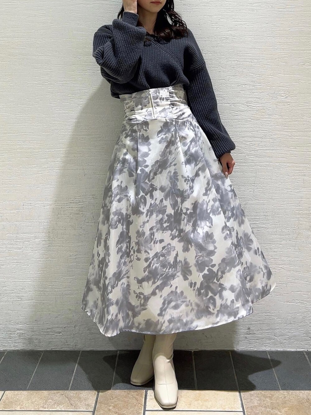 ホワイト系のスカート、ホワイト系のブーツ、グレー系のニット/セーターを着用したレディースの冬コーディネートの5枚目の写真