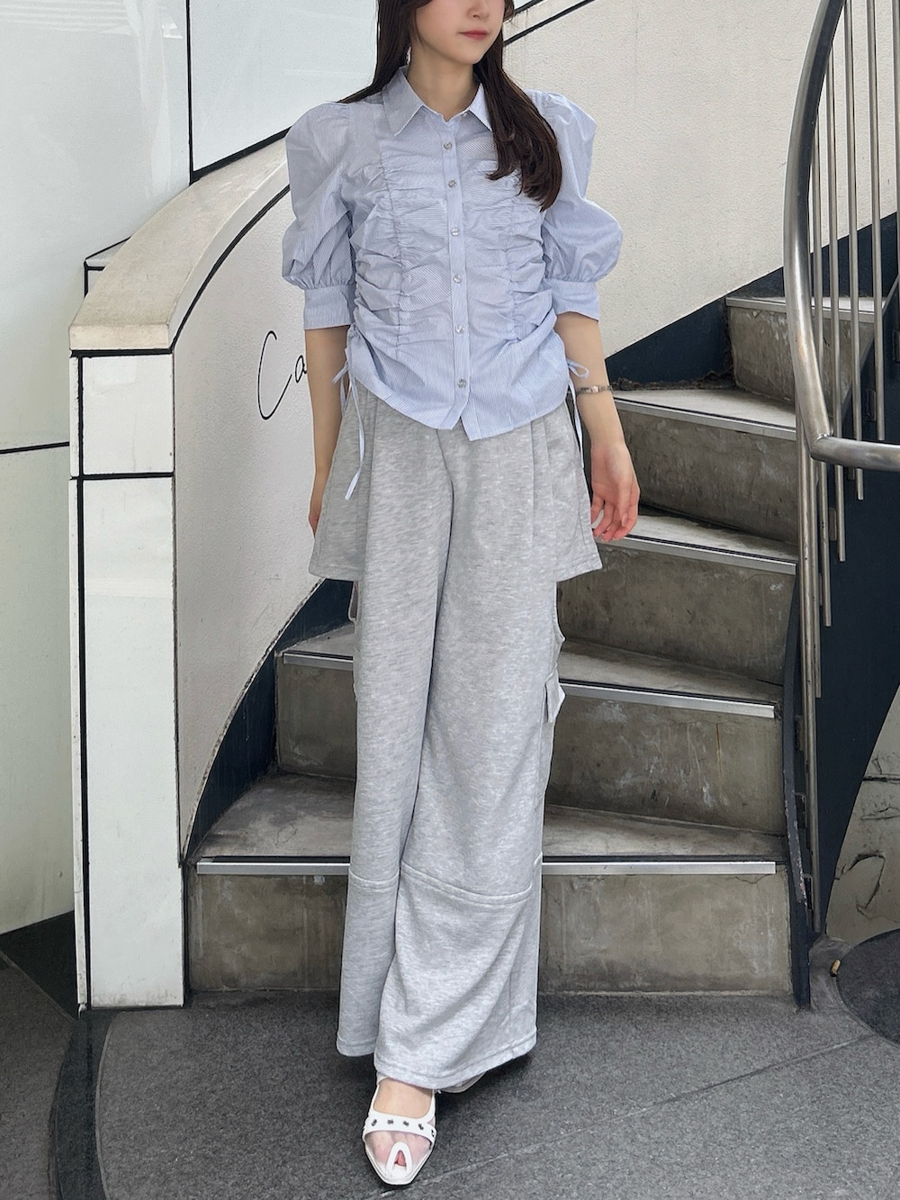 ブルー系のシャツ/ブラウス、グレー系のカーゴパンツ、ホワイト系のパンプスを着用したレディースの夏コーディネートの2枚目の写真