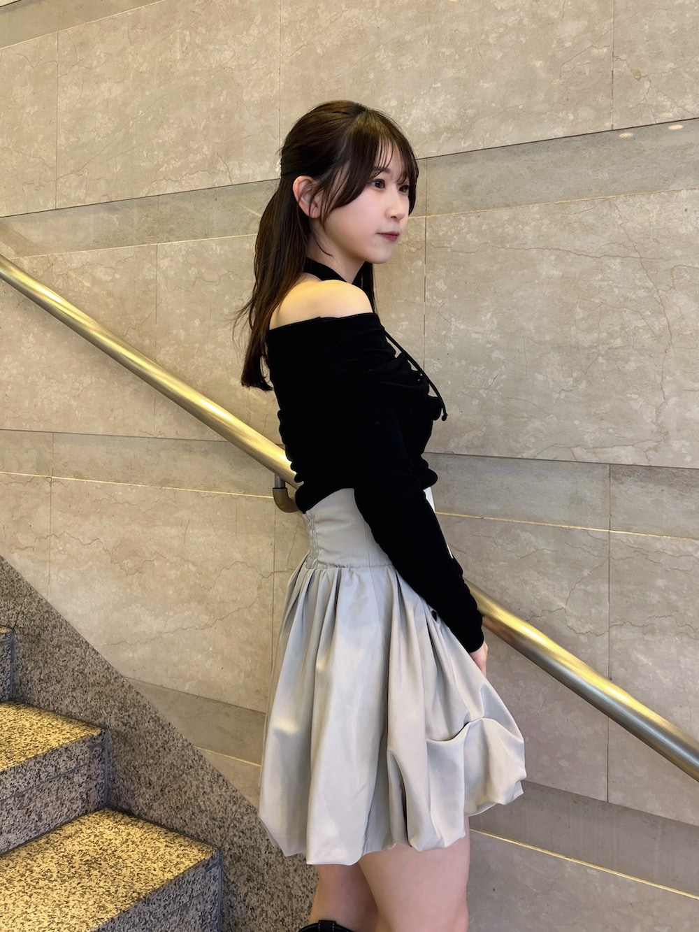 ブラック系のTシャツ/カットソー、ベージュ系のスカート、その他のブーツを着用したレディースの冬コーディネートの8枚目の写真