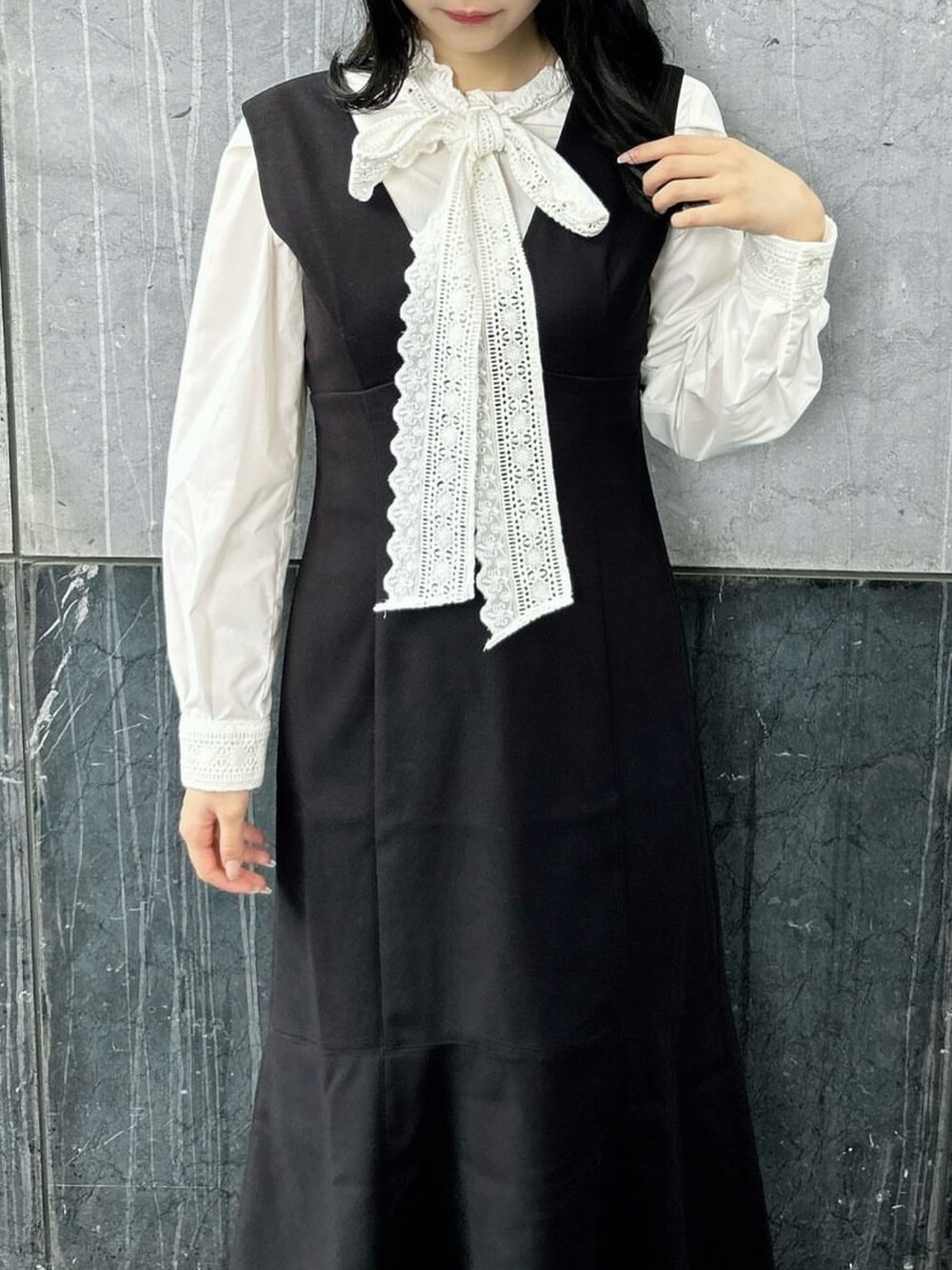 ホワイト系のシャツ/ブラウス、ブラック系のワンピース、ベージュ系のパンプスを着用したレディースの秋コーディネートの6枚目の写真