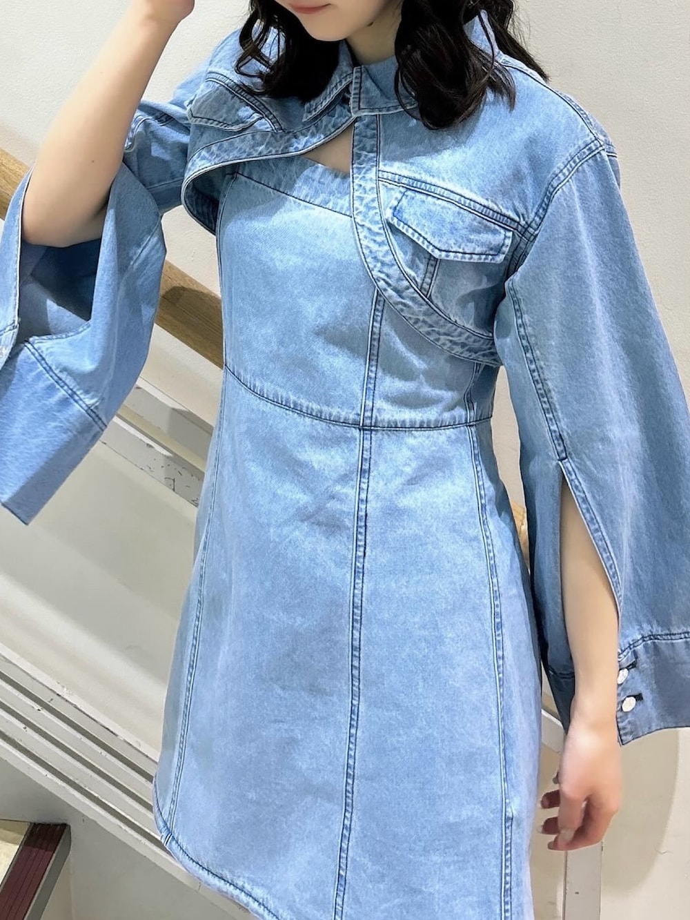 ブルー系のワンピース、ホワイト系のブーツを着用したレディースの春コーディネートの9枚目の写真