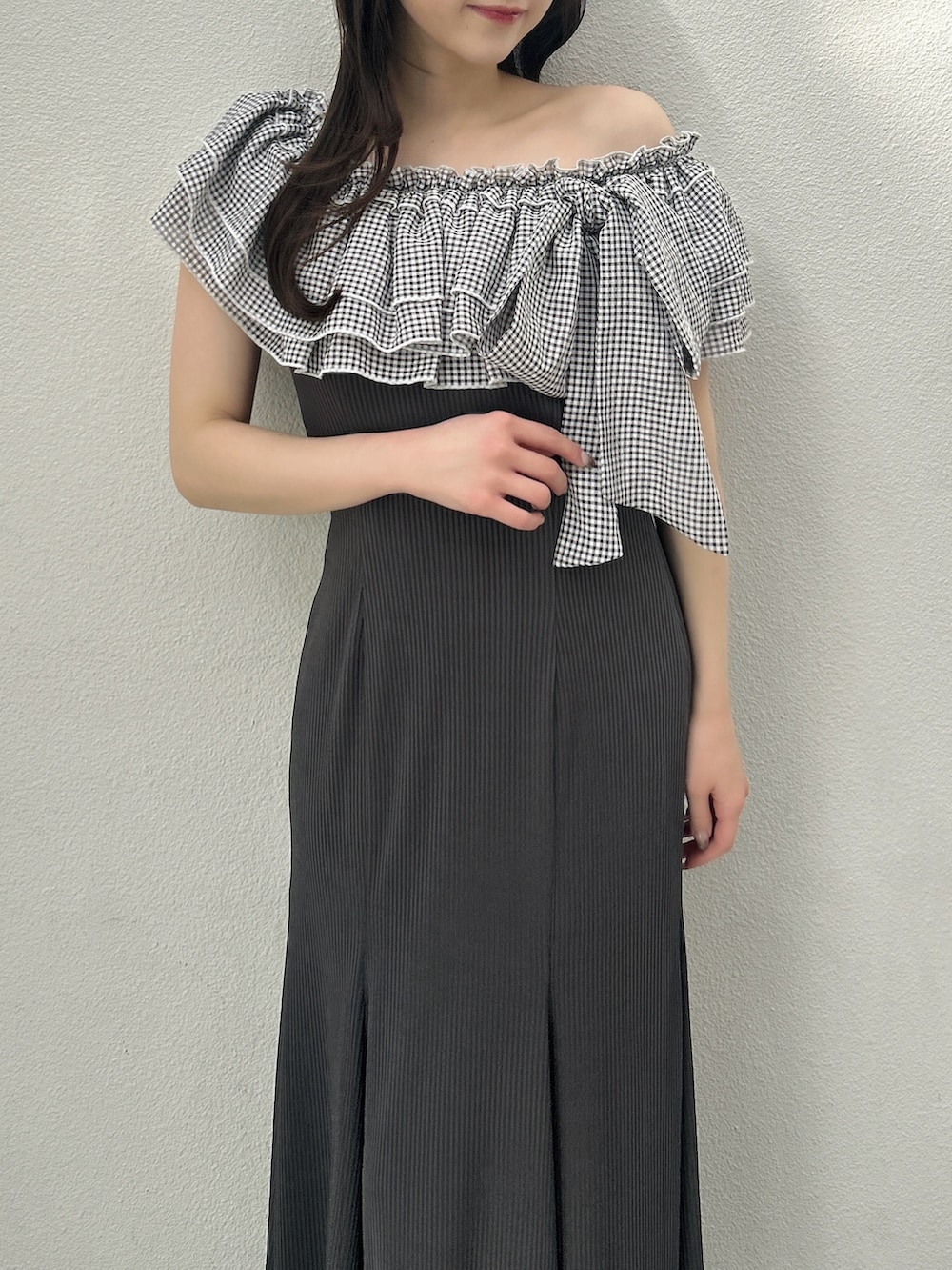 その他のワンピースを着用したレディースの春コーディネートの5枚目の写真