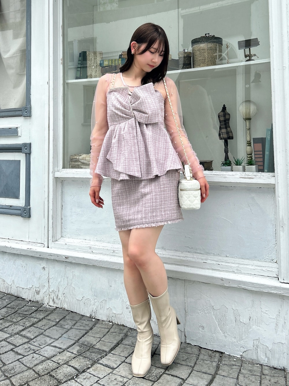 ピンク系のタンクトップ、ピンク系のTシャツ/カットソー、ピンク系のスカートを着用したレディースの秋コーディネートの3枚目の写真