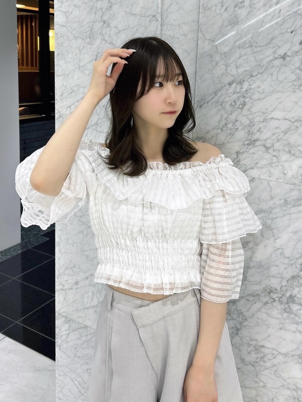 ホワイト系のシャツ/ブラウス、グレー系のカーゴパンツ、シルバー系のパンプスを着用したレディースの夏コーディネートの5枚目の写真