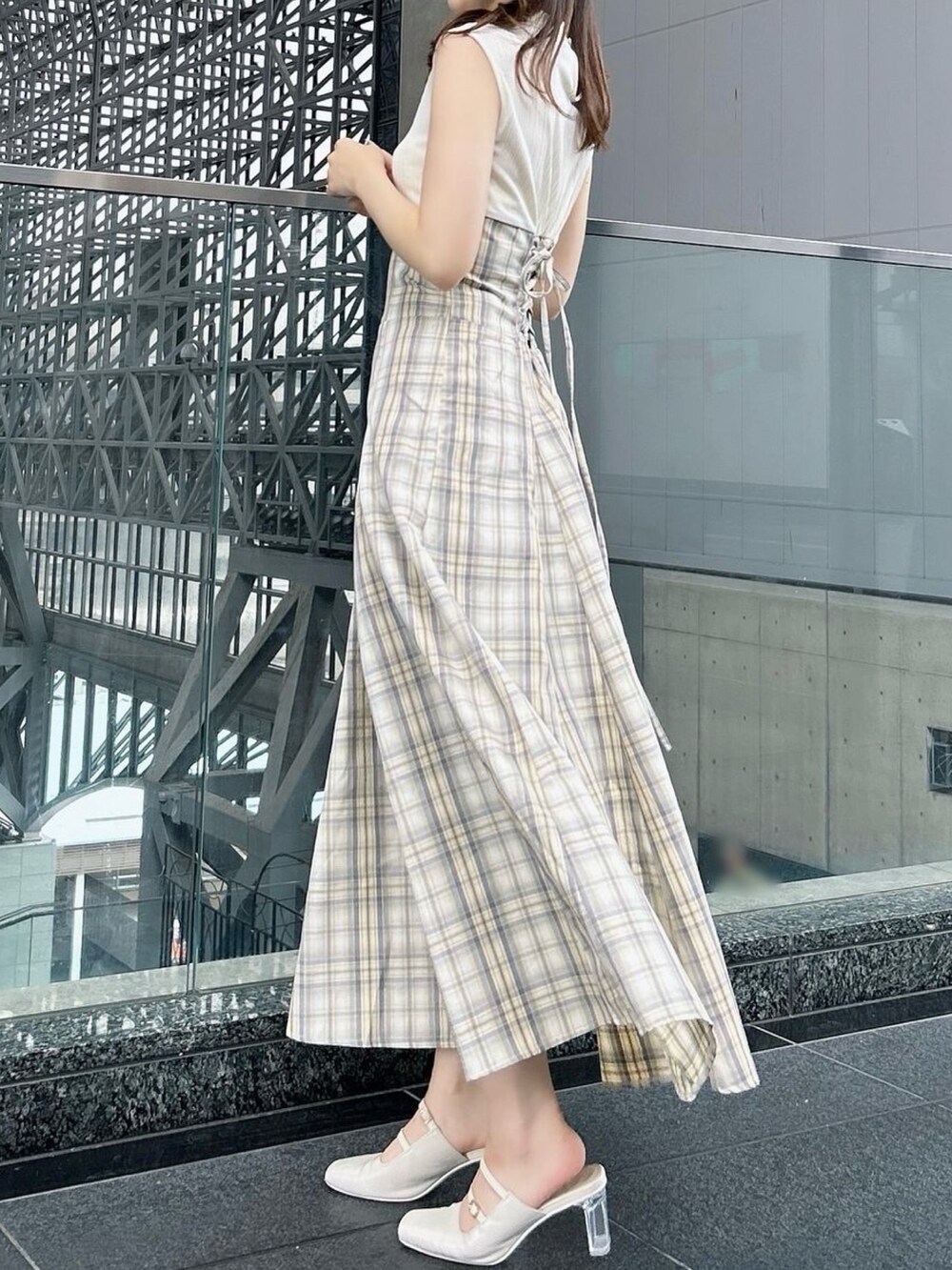 ホワイト系のパンプス、ホワイト系のワンピースを着用したレディースの夏コーディネートの4枚目の写真