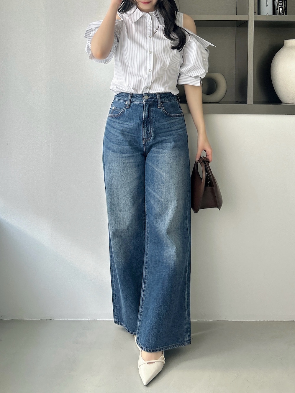その他のシャツ/ブラウス、ブルー系のデニムパンツ、ブラウン系のハンドバッグを着用したレディースの春コーディネートの4枚目の写真