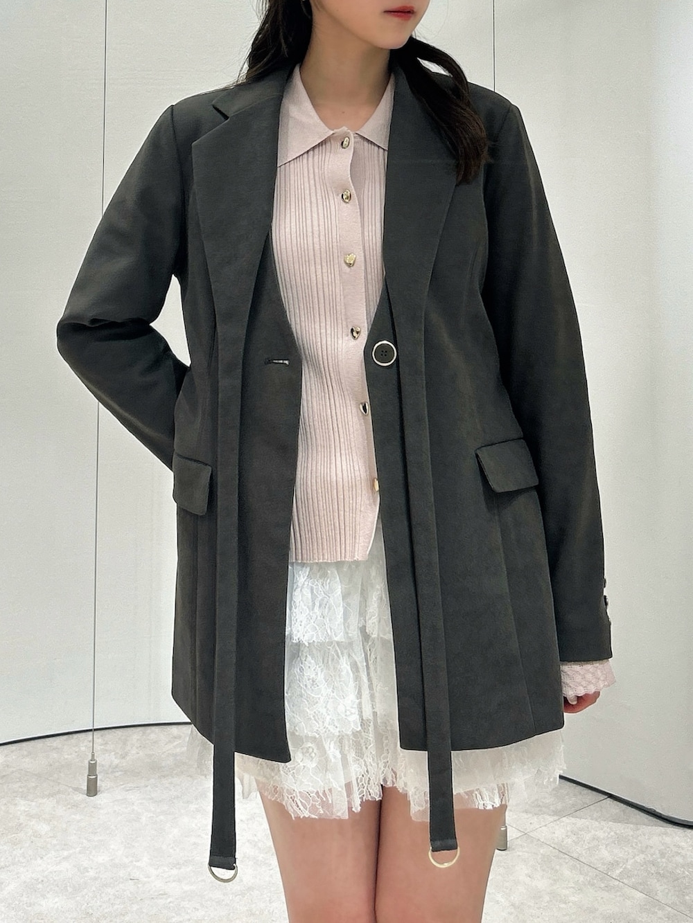 ホワイト系のその他パンツ、ブラック系のパンプス、ブラウン系のテーラードジャケットを着用したレディースの春コーディネートの8枚目の写真