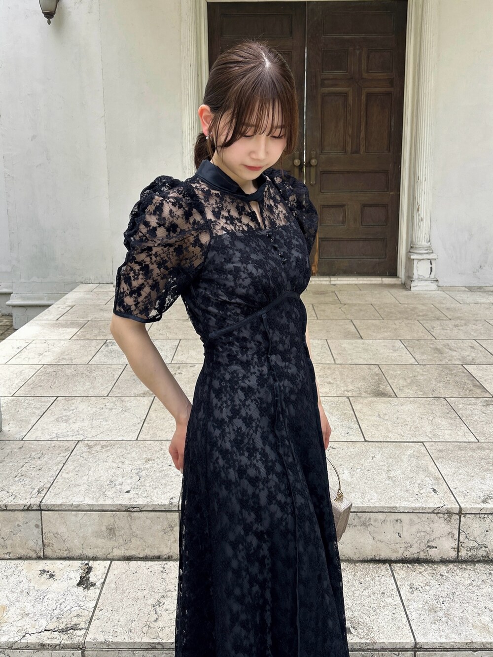 ブラック系のドレスを着用したレディースの夏コーディネートの8枚目の写真