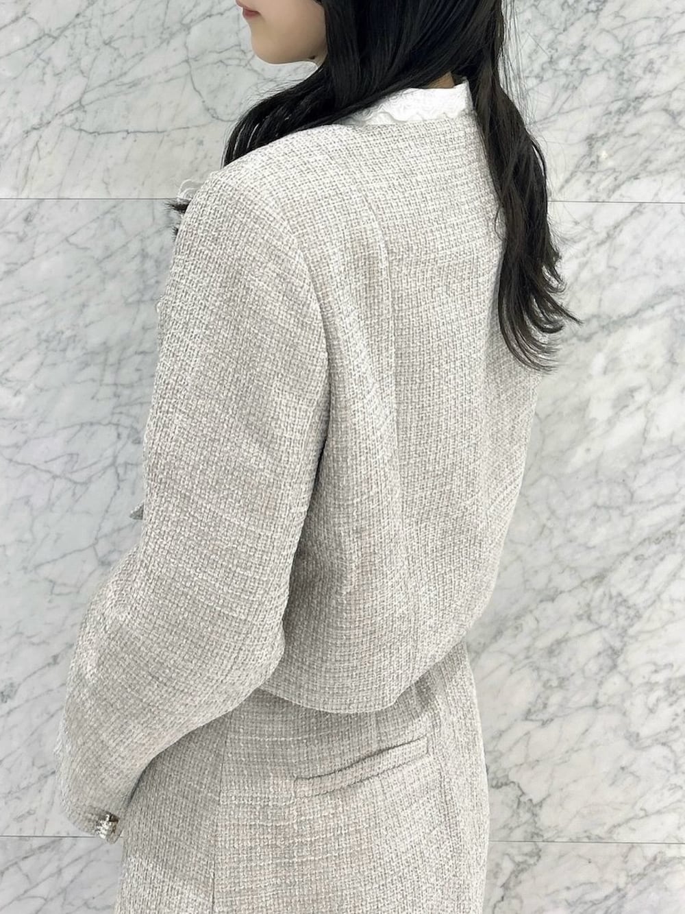 その他のブーツ、グレー系のスカート、グレー系のノーカラージャケットを着用したレディースの秋コーディネートの8枚目の写真