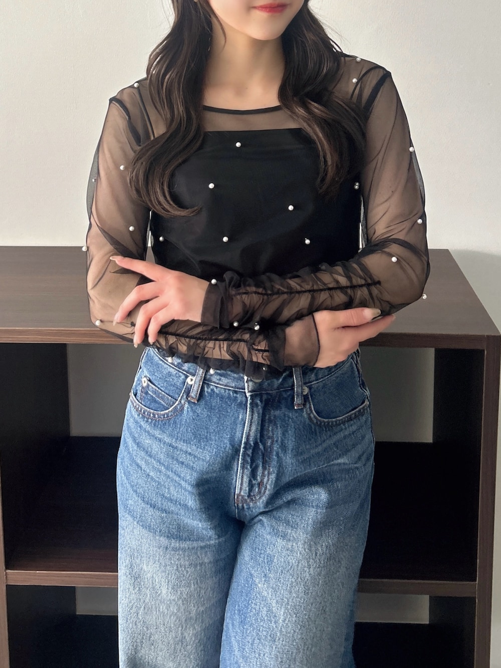 ブラック系のTシャツ/カットソー、ブルー系のデニムパンツを着用したレディースの春コーディネートの6枚目の写真