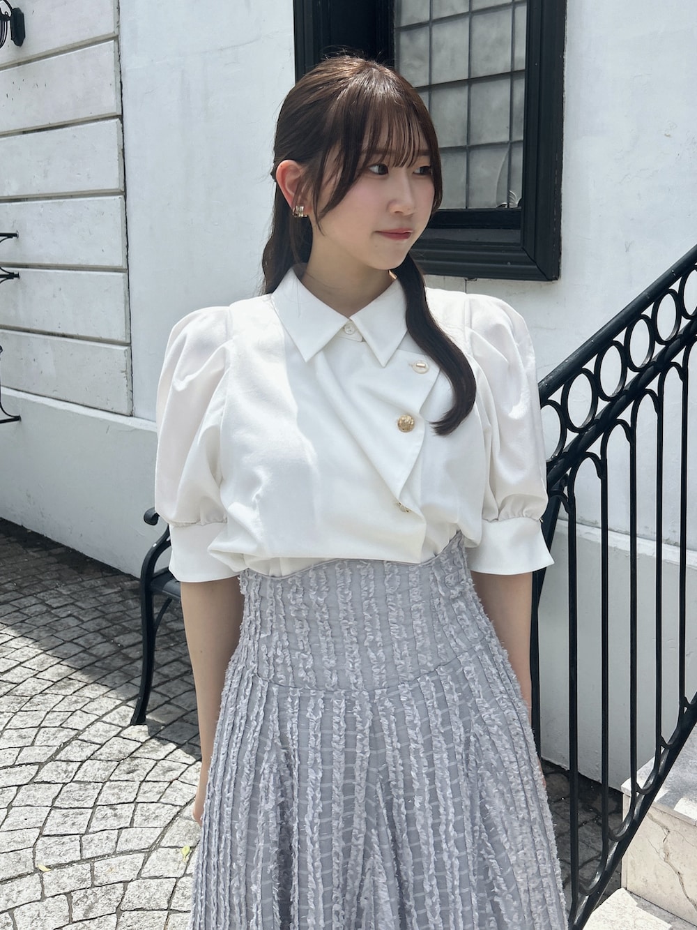 グレー系のスカート、ホワイト系のシャツ/ブラウスを着用したレディースの夏コーディネートの7枚目の写真