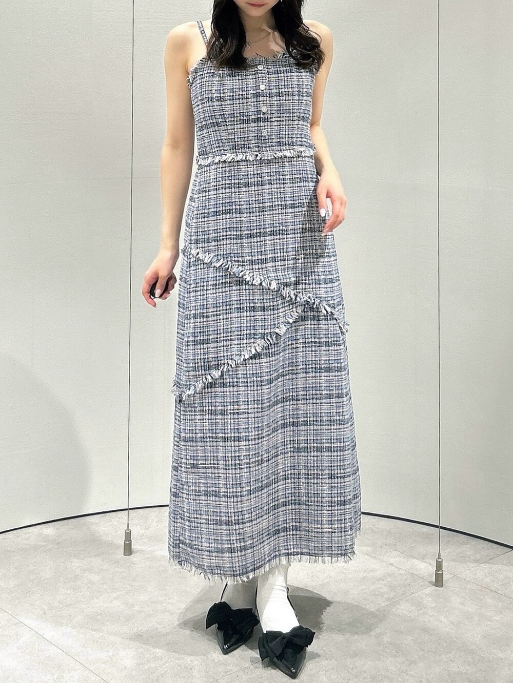 ブラック系のパンプス、ブルー系のワンピースを着用したレディースの夏コーディネートの5枚目の写真